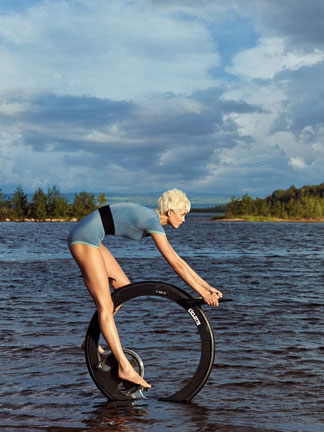 Patrick Demarchelier Karlie Kloss, Natural High, Sweden, Vogue, 2014 © Condé Nas