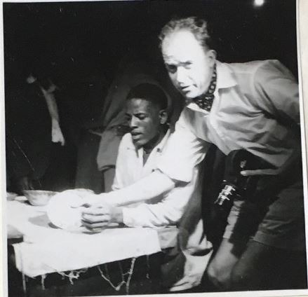 Jean Rouch et Damouré Zika sur le tournage de Jaguar, Gold Coast (Ghana), 1954.  BnF, département des Manuscrits © Fondation Jean-Rouch