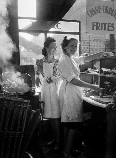 The french fries seller, rue Rambuteau, 1946  © Ministère de la Culture - Médiathèque de l'architecture et du patrimoine, dist. RMN-GP, donation Willy Ronis