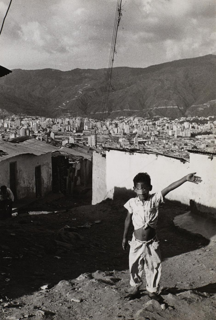 Marie-Claude Deffarge & Gordian Troeller &quot;Caracas, Venezuela&quot;, from the Stern reportage Between Kennedy and Castro, 1961 Ingrid Becker-Ross-Troeller, Troeller/Deffarge estate, Museum Folkwang, Essen