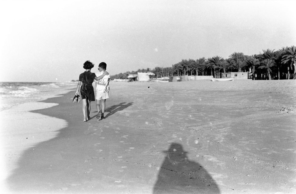 Auto-portrait de Kegham Djeghalian Sr avec ses enfants, Gaza, c.1952