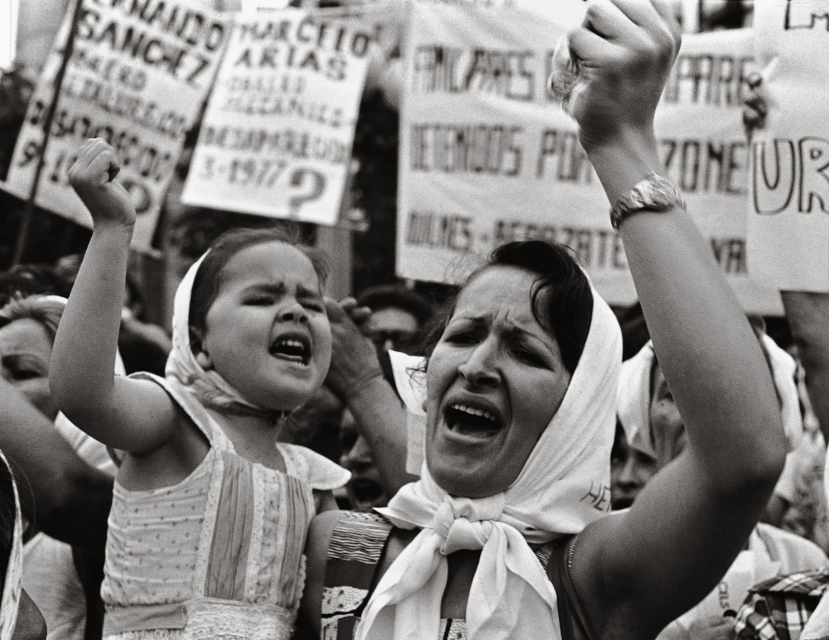 Adriana Lestido, Madre e hija de Plaza de Mayo [Mother and daughter from Plaza de Mayo], 1982, Gelatin silver print on fiber paper © Adriana Lestido, Courtesy Rolf Art