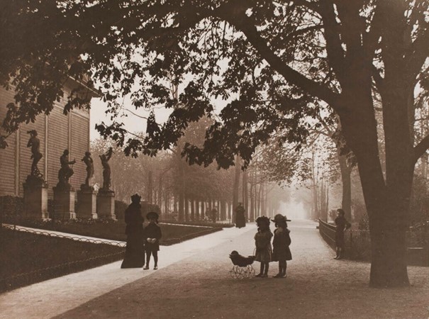 Jules, Henri and Louis Séeberger, &quot;The Jardin du Luxembourg. L'Allée Férou, April 1907&quot;. CCO Paris Musées / Musée Carnavalet - Histoire de Paris