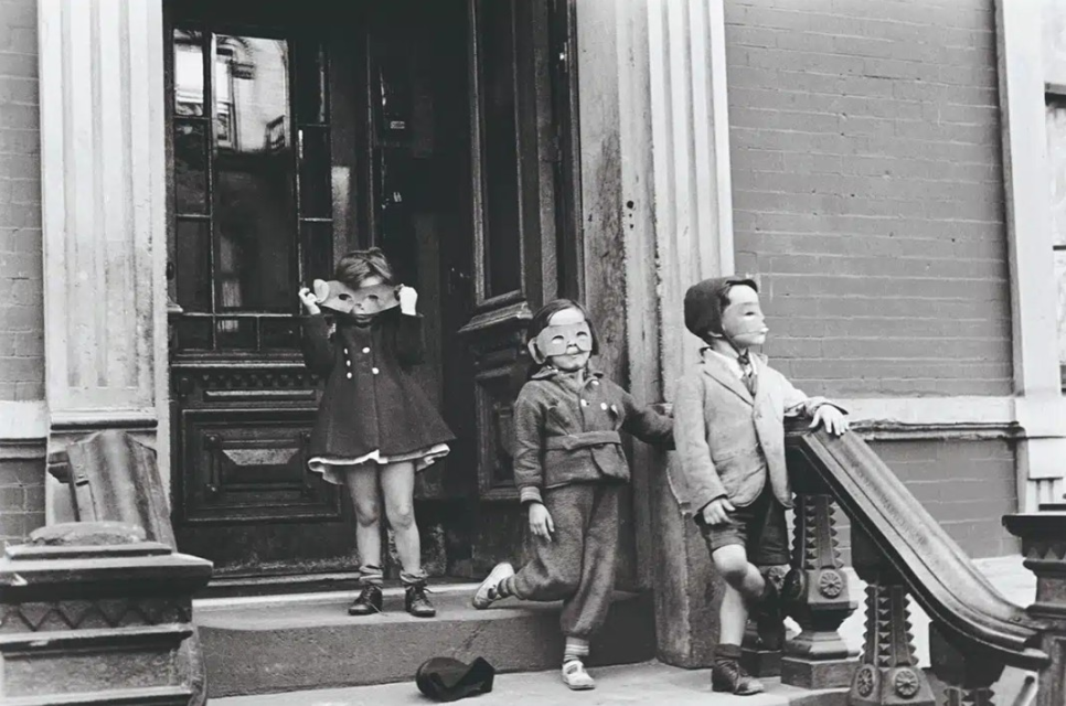 Helen Levitt, "New York," c. 1940 © Film Documents LLC, courtesy Zander Galerie, Cologne