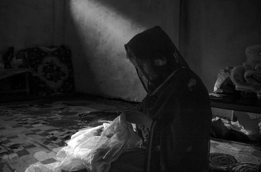 Fatime Juned, The Weight of Light (Taaro’n ke Darmeyan), 2023 - Courtesy of the artist and Vadehra Art Gallery.