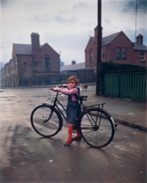 © Evelyn Hofer, Girl with Bicycle, Dublin, 1966, Estate Evelyn Hofer, Dye Transfer, 41,6 x 33,5 cm (50,5 x 40,5 cm)
