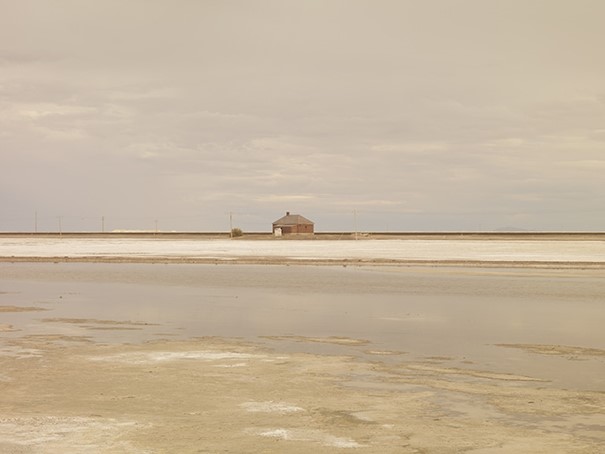 José Guerrero &quot;Hwy-80 (House near Wendover), UT&quot;, 2011 De la serie «After the Rainbow» Colecciones Fundación MAPFRE © José Guerrero, VEGAP, Madrid, 2025