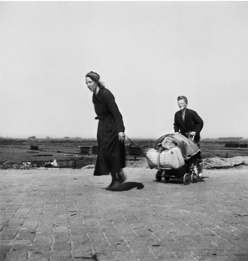 Two women on their way back from a hunger trip in early 1945 © Cas Oorthuys Nederlands Fotomuseum