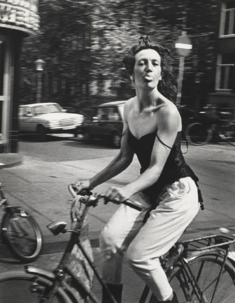 Ed van der Elsken, "Woman cycling", Amsterdam, 1983. Rijksmuseum, Amsterdam. Gift by Anneke Hilhorst, Warder, 2019. © Ed van der Elsken estate/Nederlands Fotomuseum