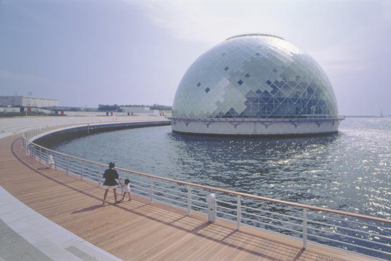 Musée maritime d’Osaka (1993-2000), Japon, &quot;Vue depuis le port&quot;. © Musée des Monuments français - Cité de l’architecture et du patrimoine / photo DR.