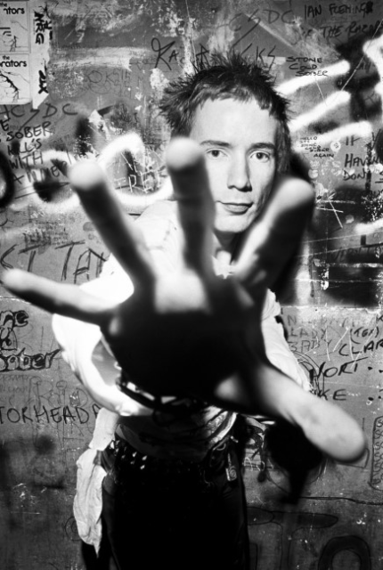 Dennis Morris, &quot;Johnny Rotten, dans les coulisses du Marquee Club&quot;, Londres, 23 juillet 1977 © Dennis Morris