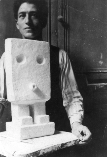 Alberto Giacometti and the sculpture Little Man in Plaster, c. 1927 Anonymous photo / Giacometti Foundation Archives, Paris