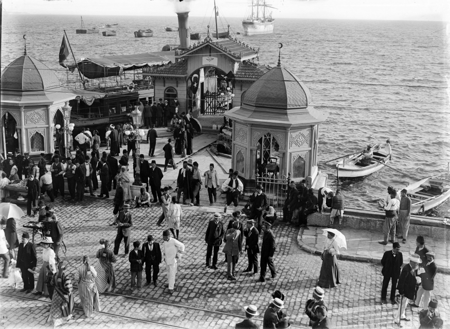 Ali Eniss, Le débarcadère, place de l’Olympe, vers 1910