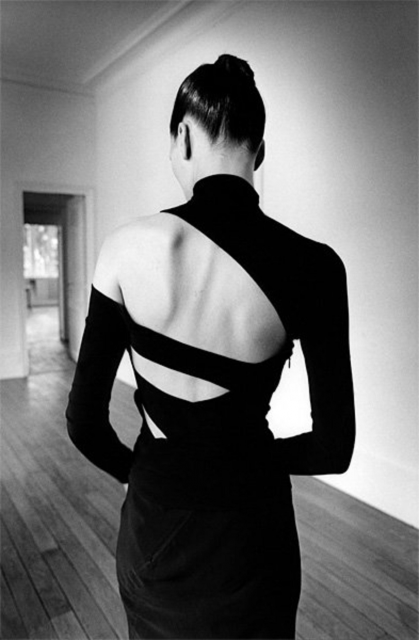 Jeanloup Sieff, Ève de dos, Kim Inslinski, New York [Haut et jupe Martine Sitbon], 1997 ©Estate Jeanloup Sieff