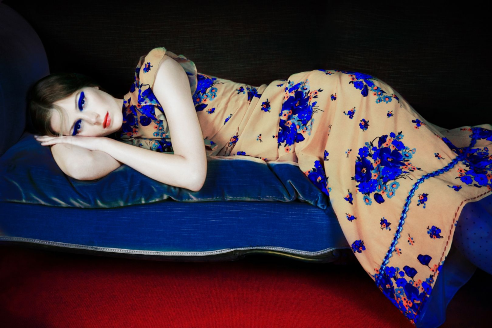 Erik MADIGAN HECK (*1983, United States) Blue Makeup, Blue Couch, 2024, Courtesy of the Artist & Gallery