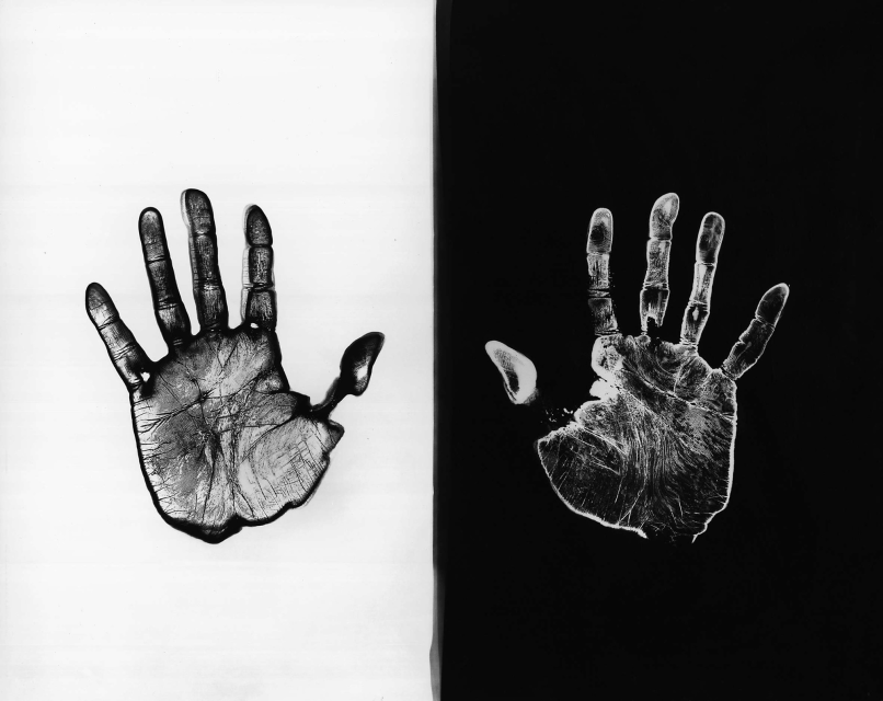 Ugo Mulas Verifica 7, Il laboratorio. Una mano sviluppa, l’altra fissa. A Sir John Frederick William Herschel, 1972 Série Le Verifiche Épreuve gélatino-argentique sur aluminium 42 x 51,4 cm Paris, Centre Pompidou - Musée national d'art moderne - Centre de création industrielle Photo © Centre Pompidou, MNAM-CCI, Dist. RMN-Grand Palais / Philippe Migeat © Ugo Mulas Heirs. Tous droits réservés