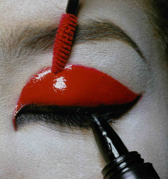 Irving Penn, "Red-Lacquered Lid," New York, 1994. Collection MEP, Paris. Don partiel de The Irving Penn Foundation en 2020 © The Irving Penn Foundation