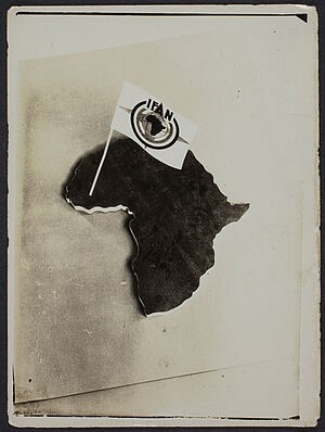 Anonyme. Drapeau de l’IFAN planté sur une carte du continent africain, 1947. Tirage sur papier baryté Fonds Bohumil Holas. Don de la république de Côte d'Ivoire, MNAAO / PP0179585