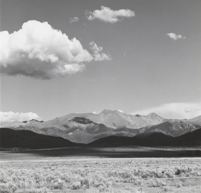 Robert Adams, The Culebra Mountains near La Valley, Colorado, 1972 © Robert Adams, courtesy Fraenkel Gallery, San Francisco and Zander Galerie.