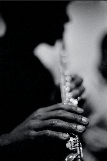 Larry Fink, Flute Player, New York, 1961 - Courtesy of the artist and Galerie Bene Taschen Cologne.