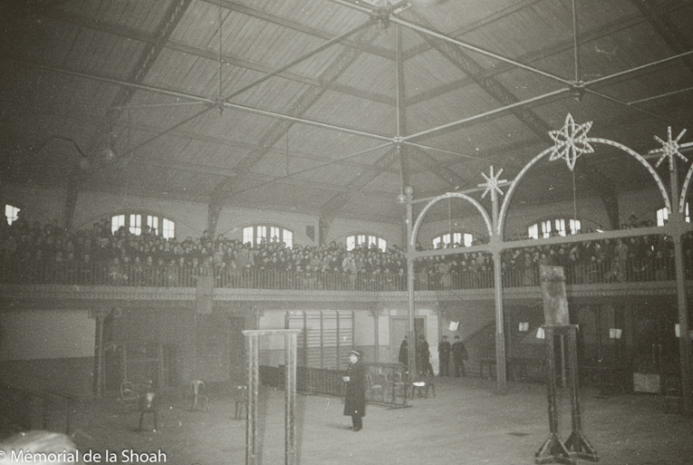 Gymnase Japy: the arrested men are parked in the bleachers upstairs. We discover for the first time the interior of Japy and the hundreds of Jewish men © Shoah Memorial