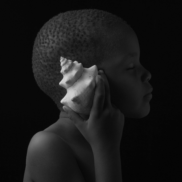 Jean-Baptiste Huynh, Kenya - Portrait 12, l'enfant au coquillage, 2020 Inkjet printing - Edition 1 of 12,  45 x 45 cm