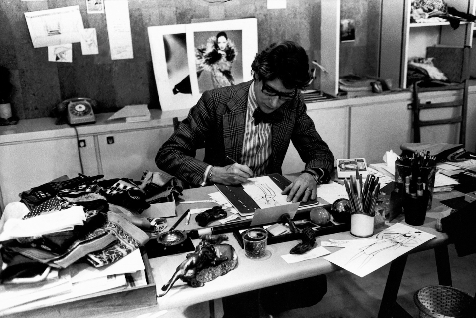 Yves Saint Laurent à son bureau du 5 avenue Marceau, Paris, 1976, Photographie de Guy Marineau
