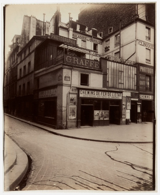 EUGÈNE ATGET. Corner of place Saint-André-des-Arts and rue Hautefeuille (6th arr), 1912 / Paris Musées / Musée Carnavalet – Histoire de Paris