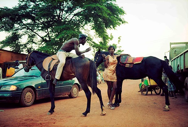 Philippe Bordas, Les Cavaliers Mossis #13, Ouagadougou, 2012 © Courtesy in Camera galerie