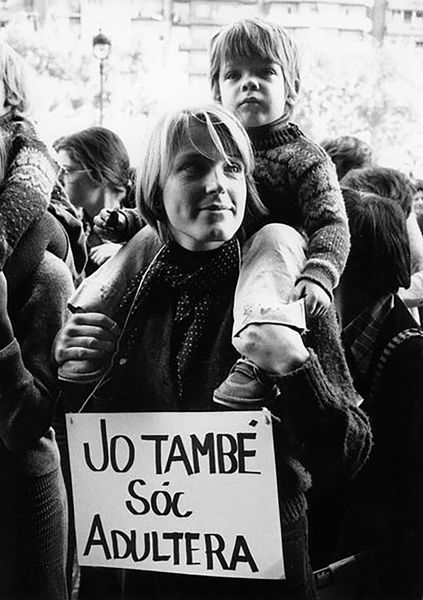 Pilar Aymerich, Manifestación por la despenalización del adulterio delante de los juzgados de Barcelona (Demonstration for the decriminalization of adultery in front of the Barcelona courts) | 1976 - Courtesy of the artist and RocioSantaCruz Gallery.