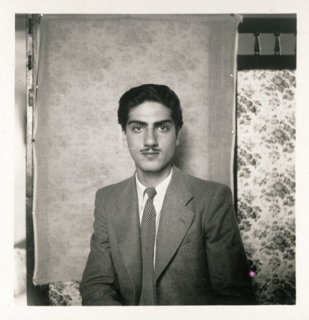 Van Leo, Self-Portrait, Wednesday, June 26, 1940 - Vintage print. 2 3/8 × 2 3/8 in. (6 × 6 cm) © Rare Books and Special Collections Library at The American University in Cairo