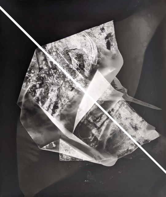 Drapé, série Le temps voilé, 50,8 x 61 cm, photogramme fragmenté, contrecollé sur aluminium