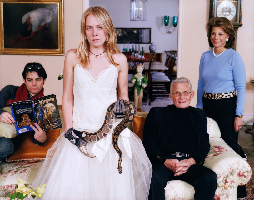 Tina Barney, Family Commission With Snake (Close Up) [Comité familial avec serpent (gros-plan)], 2007. © Tina Barney. Courtesy de l’artiste et Kasmin, New York