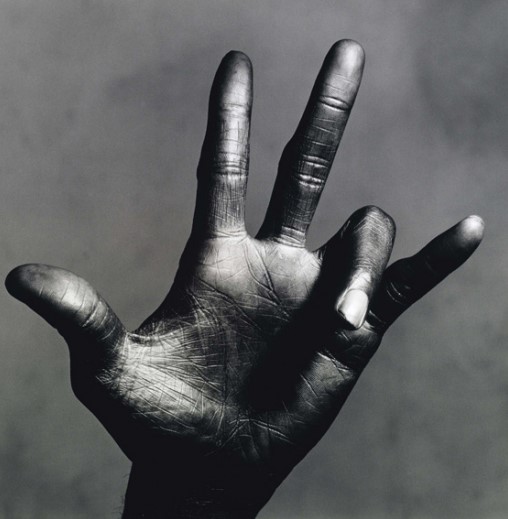 Irving Penn, Hand of Miles Davis (C), New York, 1986, tirage argentique, 48 × 47 cm. Pinault Collection. © The Irving Penn Foundation.