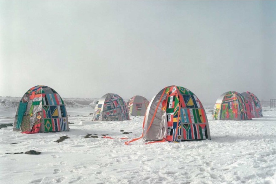 Lucy + Jorge Orta, « Antarctic Village - No Borders », 2007-2021. Credit Courtesy Lucy + Jorge Orta. Musée national de l’histoire de l’immigration, Paris © Photo de Thierry Bal © ADAGP, Paris, 2025.