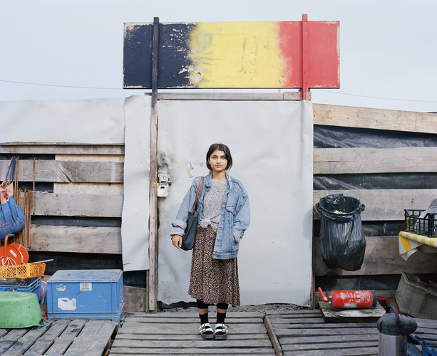 Zara devant la porte de la Belgium kitchen, zone nord de la jungle de Calais, 2016 © Elisa Larvego / Cnap