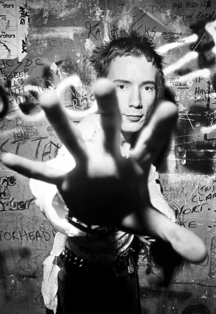 Dennis Morris Johnny Rotten, backstage at the Marquee Club, London, 23 July 1977 © Dennis Morris