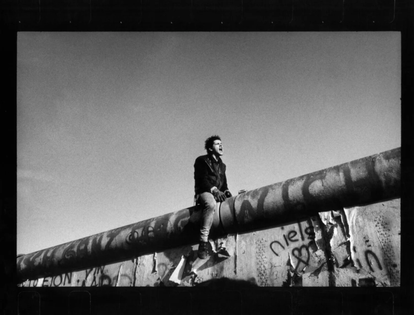 Raymond Depardon, The Fall of the Berlin Wall. Between the Brandenburg Gate and Potsdamer Platz, Germany, 1989 - Courtesy of the artist & Magnum Photos
