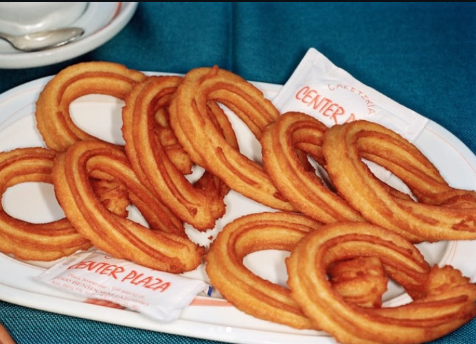 Martin Parr, Disneyland, Tokyo, Japan, 1998 - Courtesy of the artist and ROSEGALLERY.