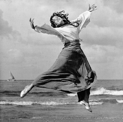 Paula Padani. Plage de Tel Aviv, vers 1942 © Photographie Paul Goldman