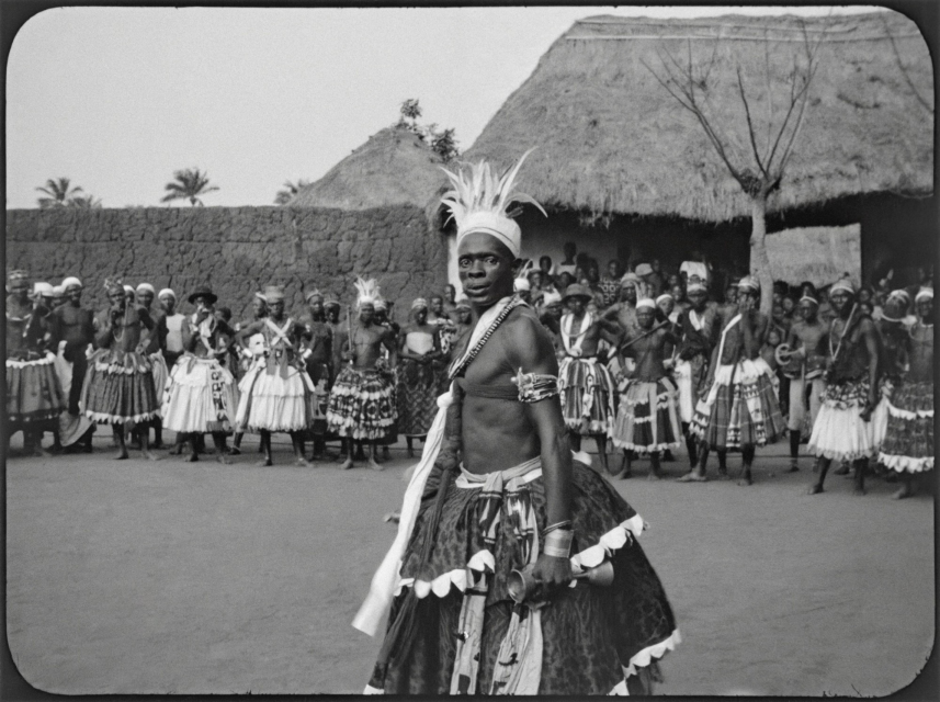 Vodúnon exécutant la danse de Hèviosso, Oumbégamé (près d’Abomey), Dahomey (Bénin), 1930 (Frédéric Gadmer, Photogramme extrait de la bobine « Fétichisme 1 ,110153) © Musée départemental Albert-Kahn