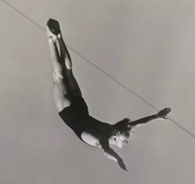 André Steiner, Arabesque aérienne, vers 1935 © Martine Husson Photo © Centre Pompidou, MNAM-CCI, Dist. RMN-Grand Palais / Georges Meguerditchian