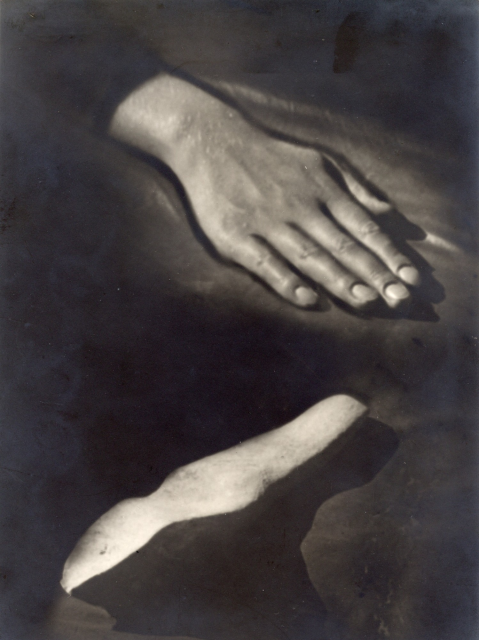 Raoul Ubac (1910-1985) Main et pierre, 1932 s