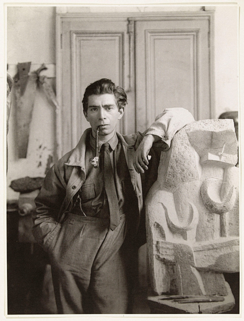 Marc Vaux. Zadkine dans son atelier de la rue Rousselet, accoudé à Formes féminines. Vers 1920. Épreuve gélatino-argentique, 24 x 17,7 cm  Paris, musée Zadkine  © Adagp, Paris 2022