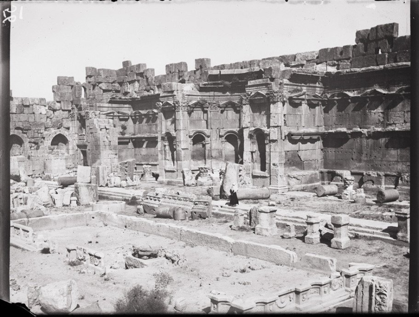Baalbek. Le Temple du Soleil. Photographie de Henri Iammens s.j. (1862-1937) et Gérard de Martimprey s.j. (1873-1956), entre 1930 et 1940, plaque de verre 9 x 12 cm. © Bibliothèque orientale de l’Université de Saint Joseph, Beyrouth
