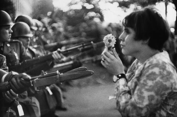 &quot;La Jeune fille à la fleur, Manifestation contre la guerre au Vietnam&quot;, Washington, Etats-Unis, 1967. © Marc Riboud / Fonds Marc Riboud au MNAAG