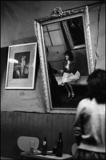 CHILE. Valparaiso. Bar &quot;Los siete Espejos&quot;. 1963. © Sergio Larrain / MAGNUM PHOTOS