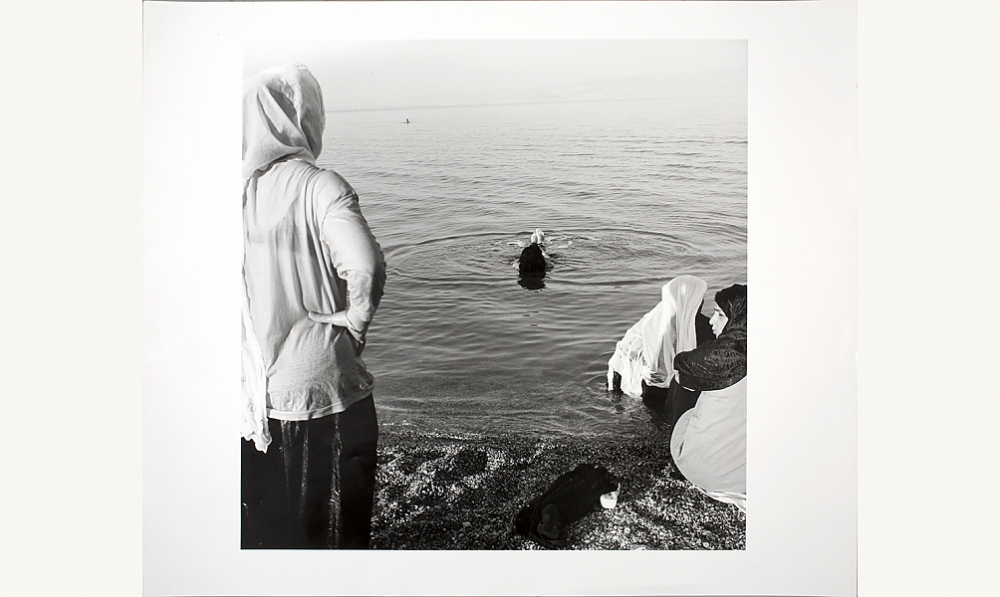 Yto Barrada, La Mer morte, 1996. Tirage noir et blanc, 50,8 x 60,5 cm. Musée de l’IMA.
