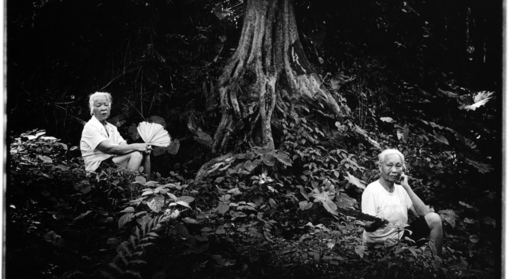 Kosuke Okahara, &quot;Villageoises se reposant sous un arbre&quot;, Wuzhou,  Chine, 22 juin 2007.  M.C. 2024-17, don de l’artiste, 2024. Paris Musées, musée Cernuschi,  musée des arts asiatiques de la Ville de Paris.