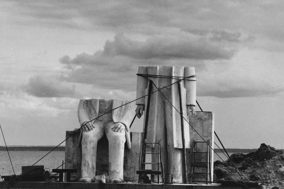 Bergemann : Sibylle Bergemann, Das Denkmal [Le Monument], Gummlin, Usedom, mai 1984 © Succession Sibylle Bergemann